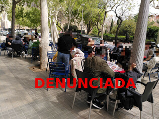 Plaça Sagrada Família 10 - sols te permís per a 4 taules i en posa 12 i ... AJBCN, no dieu res ?