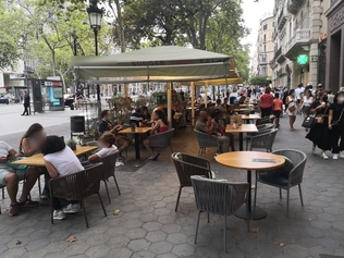 Passeig de Gràcia, 24 - okupant espai públic a sac!! 