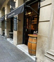 Provença 233 - mireu la vostra llicència, 6 taules a vorera, 0 a calçada .... i a la façana és il.legal !!!!